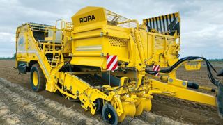 Ropa intègre de nouvelles possibilités avec sa Keiler Classic XL disposant d’une trémie de 8 tonnes. © Ropa Ropa intègre de nouvelles possibilités avec sa Keiler Classic XL disposant d’une trémie de 8 tonnes. © Ropa